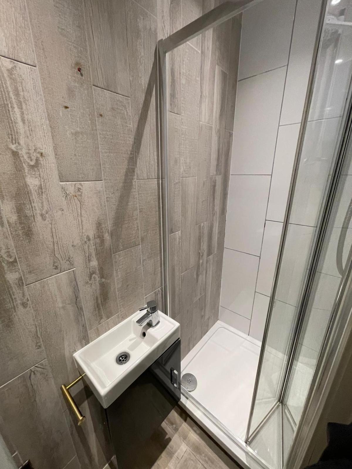 Letzi Premium Cozy Retreat Private En-Suite Rooms, Wembley Londýn Exteriér fotografie